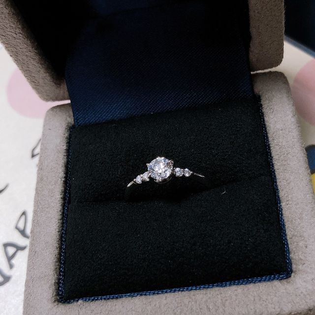 【BRILLIANCE+(ブリリアンスプラス)の口コミ】 ダイヤは夫がプロポーズでくれたので、リング部分を自分で選びました。
ス…