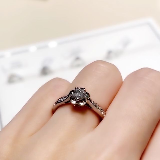 【シャネル(CHANEL)の口コミ】 一粒ダイヤより個性的で、少し離れて見ても、お花の形が割としっかりわか…