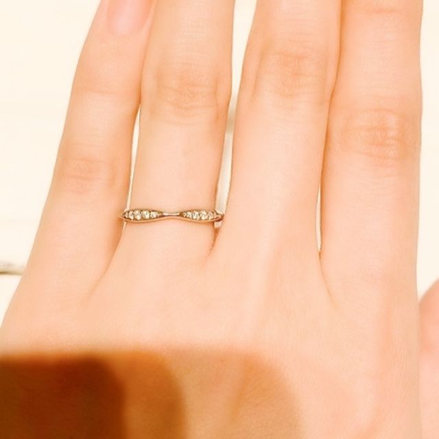 【シャネル(CHANEL)の口コミ】 外してみると、リングがお花の形になっています。ショーケースで見た際に…