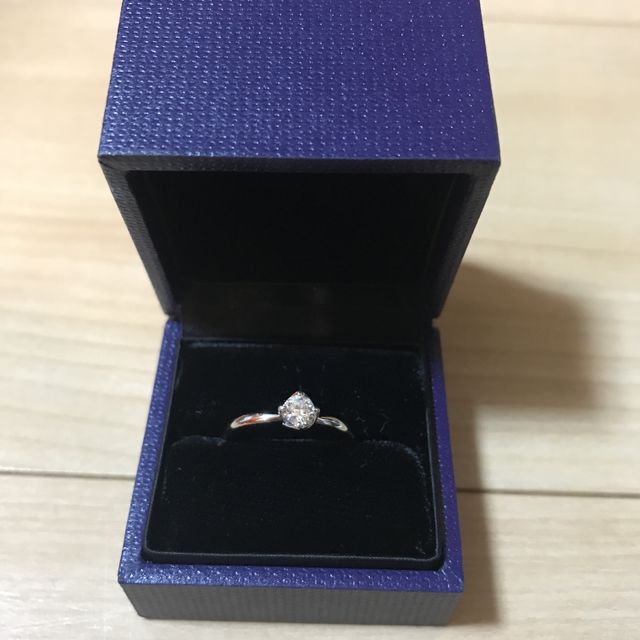 【俄(にわか)の口コミ】 一粒のダイアがとても綺麗に輝いていてときめいたから買いました。俄のな…