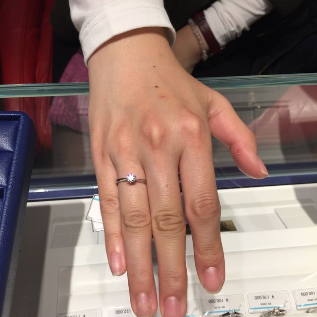 【銀座ダイヤモンドシライシの口コミ】 カラット数は大きすぎると行事ごとのときなどにつけにくいと思ったので、2…