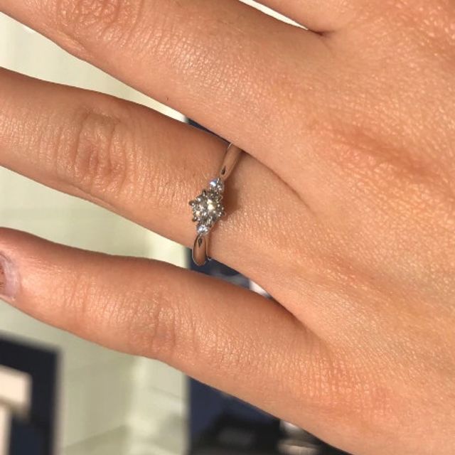 【4℃ BRIDAL(ヨンドシーブライダル)の口コミ】 デザイン的にはシンプルですが、３つのダイヤモンドが連なっておりしっか…