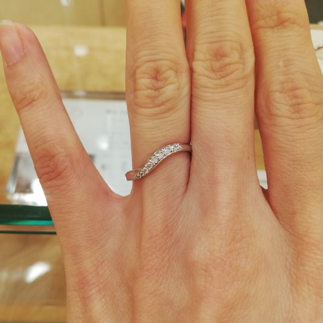 【Mariage ent(マリアージュエント)の口コミ】 ダイアモンドのなめらかな並びがとても綺麗で、指を長く見せてくれます。…