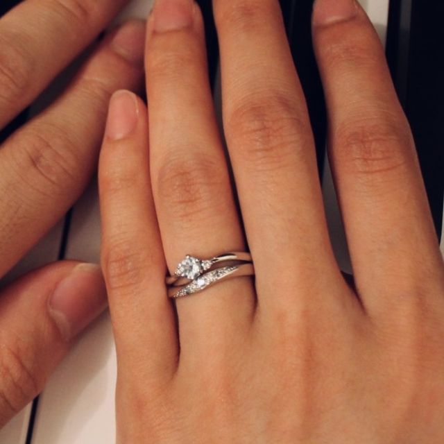 【SO(ソウ)の口コミ】 定番のダイヤモンドではなく、あえてカラーストーンの婚約指輪がいいなと…