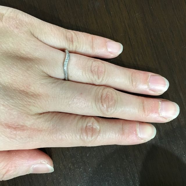 【アイプリモ(I-PRIMO)の口コミ】 全てにダイヤがついていなく、斜めにねじれているような感じのところに一…