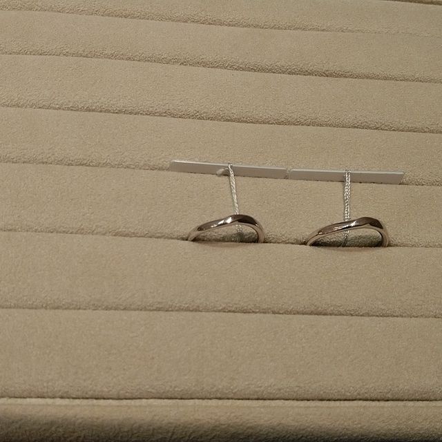 【TRECENTI(トレセンテ)の口コミ】 二人の指に合ったデザイン、内側にダイヤモンドとそれぞれの誕生石が入れ…