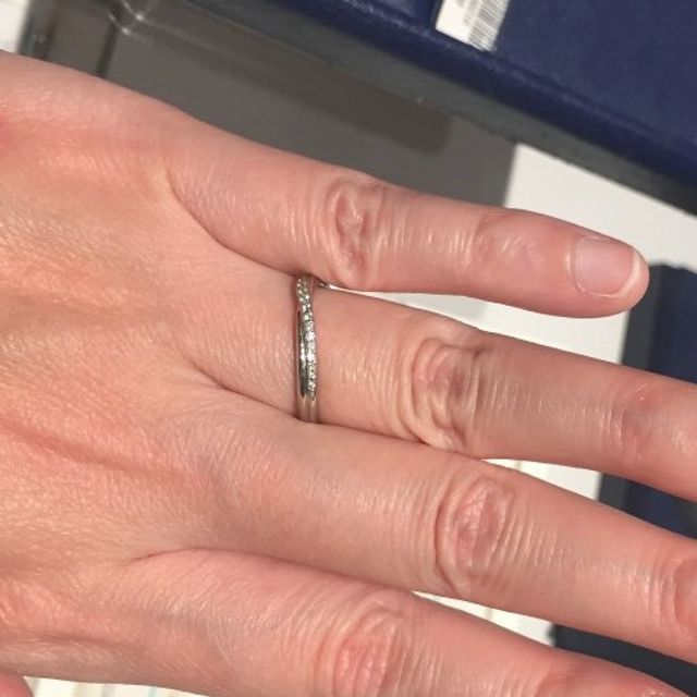 【銀座ダイヤモンドシライシの口コミ】 デザインの形は特に希望はなく、指が長く綺麗に見えるものを希望してスタ…