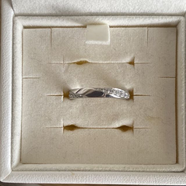 【ラザール ダイヤモンド(LAZARE DIAMOND)の口コミ】 飽きがこないシンプルなデザインを探していました。しかしシンプル過ぎる…