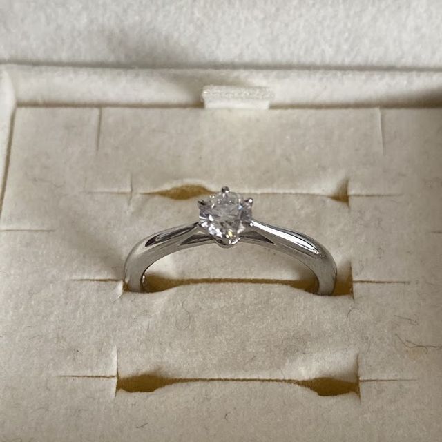 【ラザール ダイヤモンド(LAZARE DIAMOND)の口コミ】 指が割と細めなので、ダイヤモンドが大きすぎないデザインを選びました。…