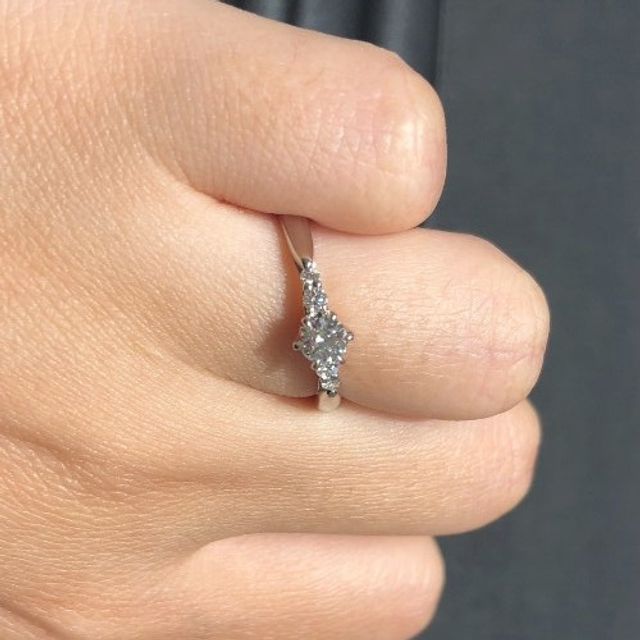 【アイプリモ(I-PRIMO)の口コミ】 センターの大きなダイヤモンドの左右にメレダイヤが２石ずつ付いたデザイ…