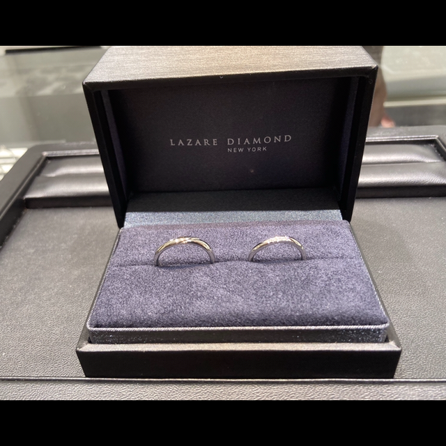 【ラザール ダイヤモンド(LAZARE DIAMOND)の口コミ】 指輪の決めてとしては、2人でデザインを選び気に入ったものにしました。
…