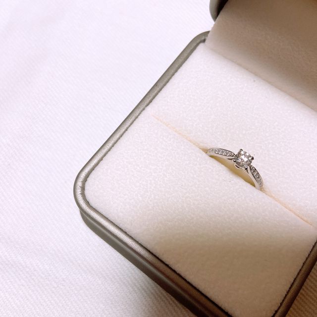 【WAKO BRIDALの口コミ】 何件か指輪屋さんを見ていきましたが、華奢な雰囲気とダイヤが大きく見え…