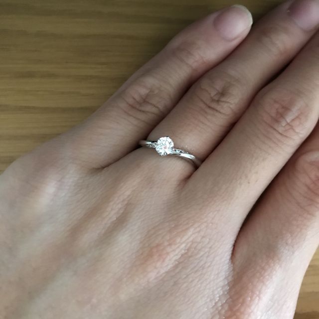 【俄(にわか)の口コミ】 指輪のデザインは『露華ROKA』というシリーズのものです。◇の形のダイヤと…