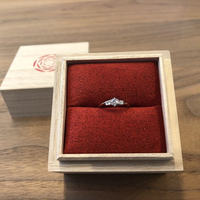 【出雲結(いずもゆい)の口コミ】 地元で「縁結」を感じたので購入しました。
私が購入した指輪は通常プラチ…