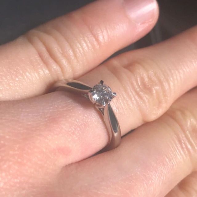 【エクセルコダイヤモンド(EXELCO DIAMOND)の口コミ】 ストレートラインの一粒ダイヤを希望して探したところ、こちらのリングが…