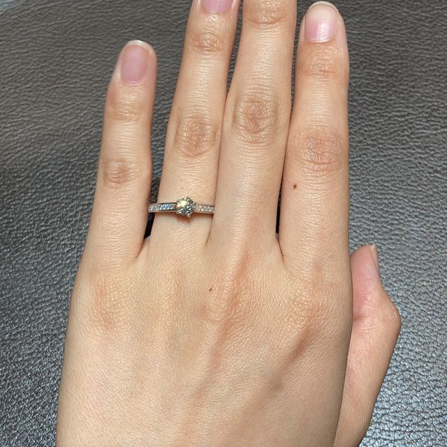 【ショーメ(CHAUMET)の口コミ】 ショーメのフリソンソリテール。
一見するとシンプルなソリティアリングに…