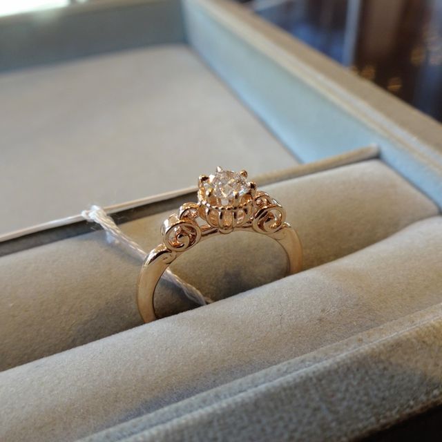 【ケイウノ ブライダル(K.UNO BRIDAL)の口コミ】 ディズニーとのコラボレーション商品は、横から見た時のデザインがかなり…