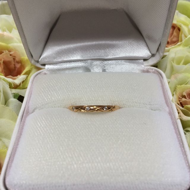 【TAKE-UP(テイクアップ)の口コミ】 ゴールドの優しい輝きと、小さくもキラリと光るダイヤモンドにとても惹か…