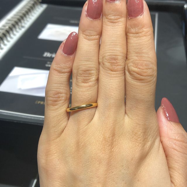 【エクセルコダイヤモンド(EXELCO DIAMOND)の口コミ】 結婚指輪は絶対にゴールドにしたいと思っていたので、ゴールドの色味を確…