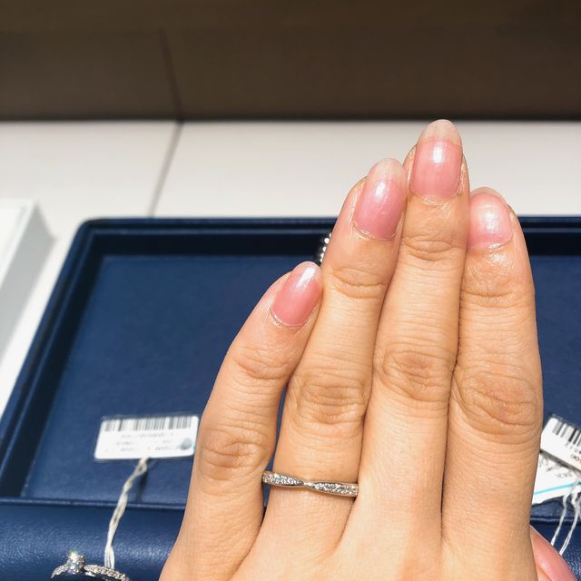 【銀座ダイヤモンドシライシの口コミ】 一般的な婚約指輪は、私の小さな手には似合わない気がしていたのでハーフ…