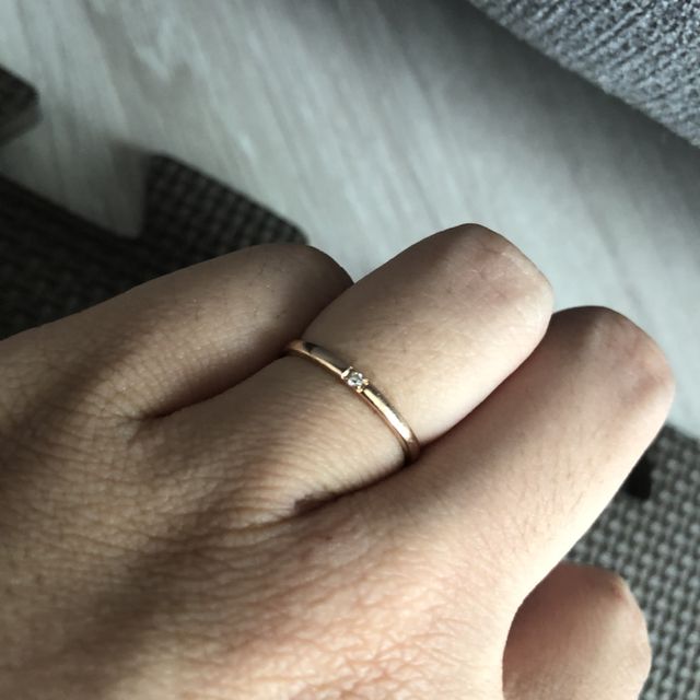 【4℃ BRIDAL(ヨンドシーブライダル)の口コミ】 指が太めなので指輪は細いものを探していた。キラキラしすぎていなくてま…