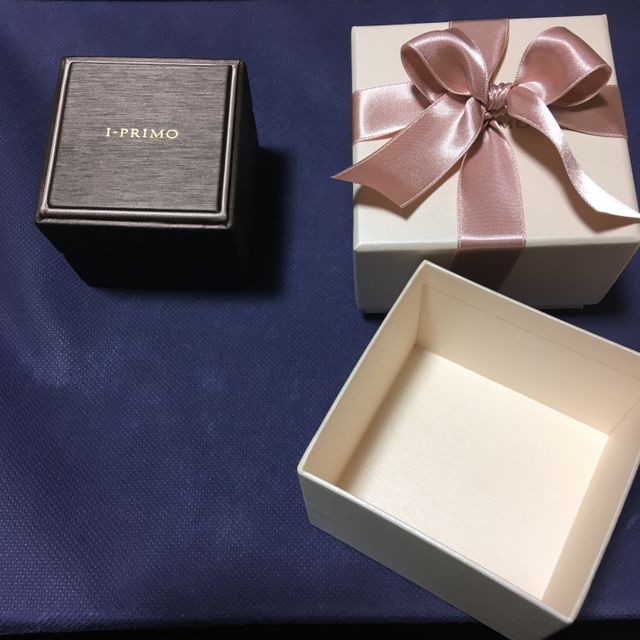 【アイプリモ(I-PRIMO)の口コミ】 指へのつけ心地が滑らかでとても良かったです。また、婚約指輪の手と手を…