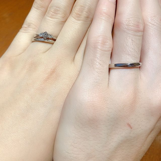 【TRECENTI(トレセンテ)の口コミ】 婚約指輪は、デザイン重視で決めました。
真ん中のダイヤの横にダイヤが入…