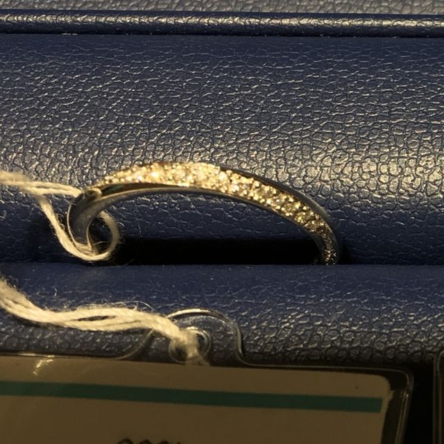 【銀座ダイヤモンドシライシの口コミ】 この指輪は上から見ても、下から見てもダイヤモンドが斜めにカーブしなが…