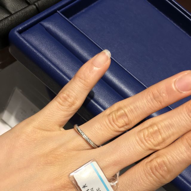 【銀座ダイヤモンドシライシの口コミ】 この指輪は上から見ても、下から見てもダイヤモンドが斜めにカーブしなが…
