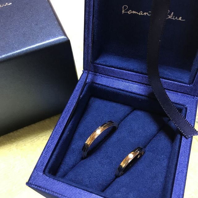 【Romantic Blue(ロマンティックブルー)の口コミ】 ゴールドとプラチナの2色使いの指輪が珍しいと思い購入。プラチナ一色がご…