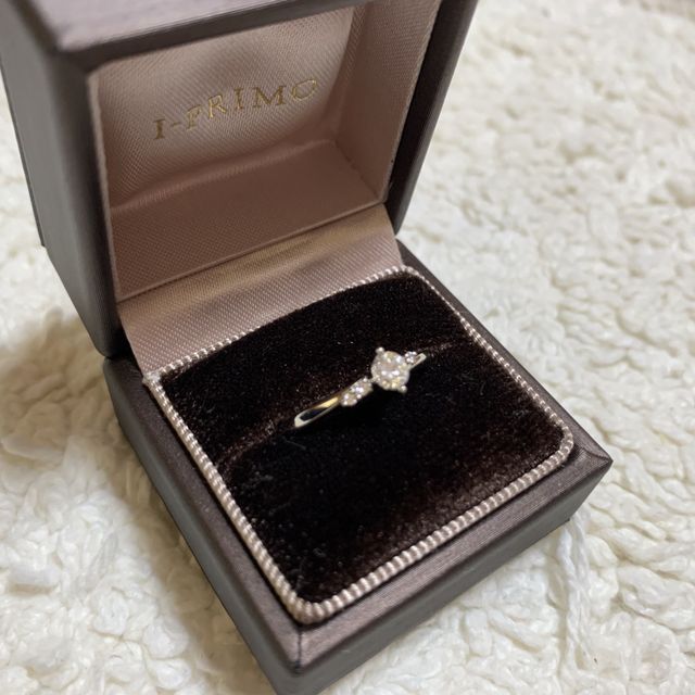 【アイプリモ(I-PRIMO)の口コミ】 カーブの形がかわいく手になじむ感じが良かった。
ダイヤの品質がよく、虫…