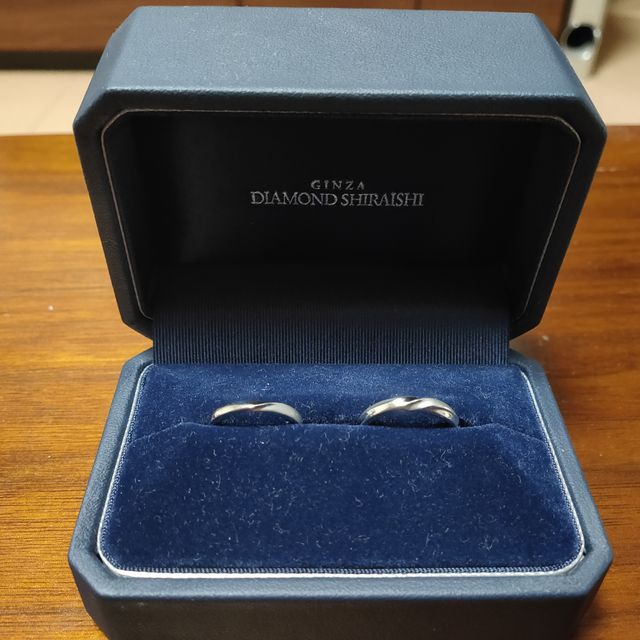 【銀座ダイヤモンドシライシの口コミ】 メビウスの輪のデザインの指輪を探していてたどり着きました。
またあまり…