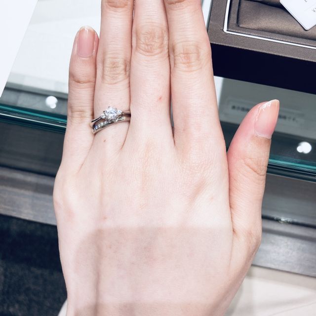 【アイプリモ(I-PRIMO)の口コミ】 婚約指輪のポラリスは、正面からみても素敵ですが、サイドビューがハート…