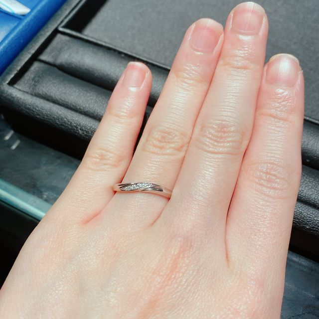 【エクセルコダイヤモンド(EXELCO DIAMOND)の口コミ】 一見よくあるデザインですが、中央のダイヤモンドの部分の幅がキュッと短…