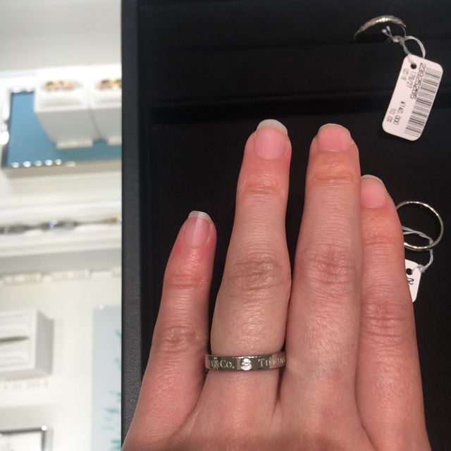 【ティファニー(Tiffany & Co.)の口コミ】 ティファニーのロゴとダイヤが3石入っていてかわいいです。正面にロゴを持…