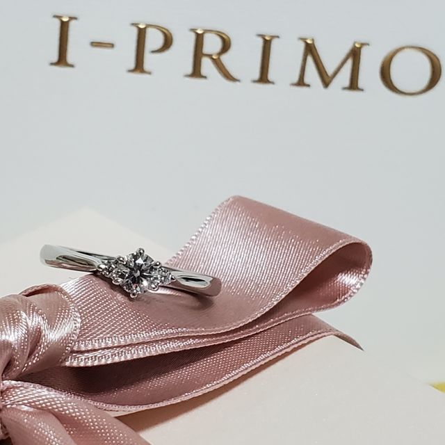 【アイプリモ(I-PRIMO)の口コミ】 普段身につけないような
これぞ婚約指輪！
という王道のデザインを選びま…