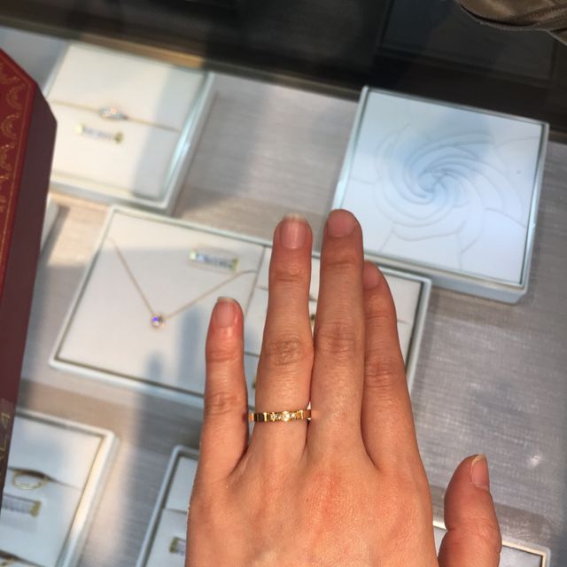 【カルティエ(Cartier)の口コミ】 ゴールドです。ダイヤの粒が大きめで、重厚感、高級感がありました。小さ…