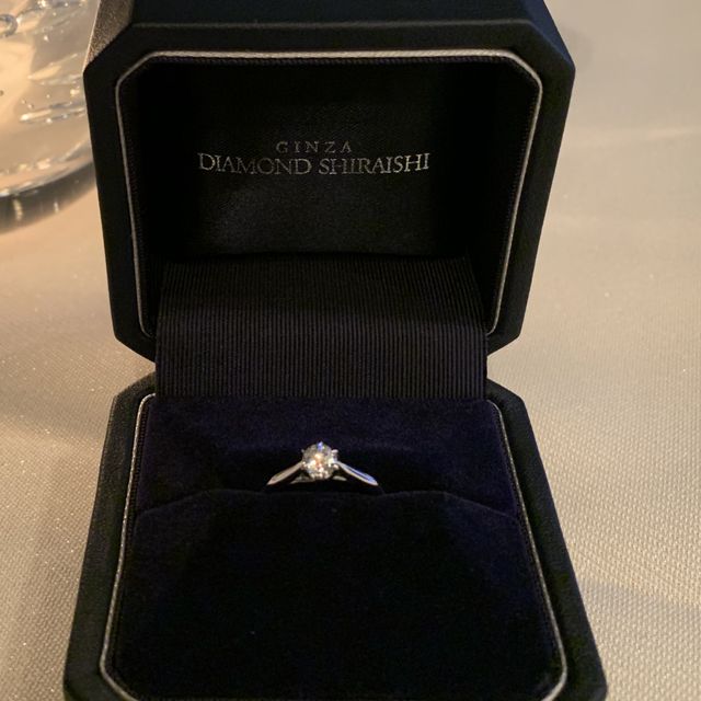 【銀座ダイヤモンドシライシの口コミ】 デザインは1粒のダイヤモンドのソリティアにするか、3粒ほどのダイヤモン…