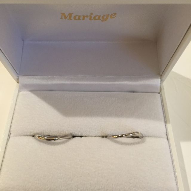 【Mariage ent(マリアージュエント)の口コミ】 いただいた婚約指輪と重ね付けできるデザインを選びました。また緩やかな…