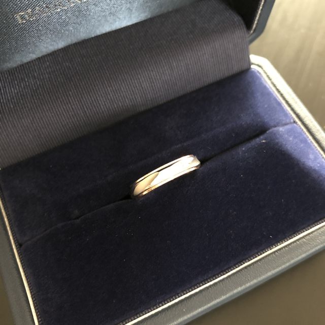 【銀座ダイヤモンドシライシの口コミ】 デザインが気に入りました。
プラチナとピンクゴールドを合わせて使ってい…