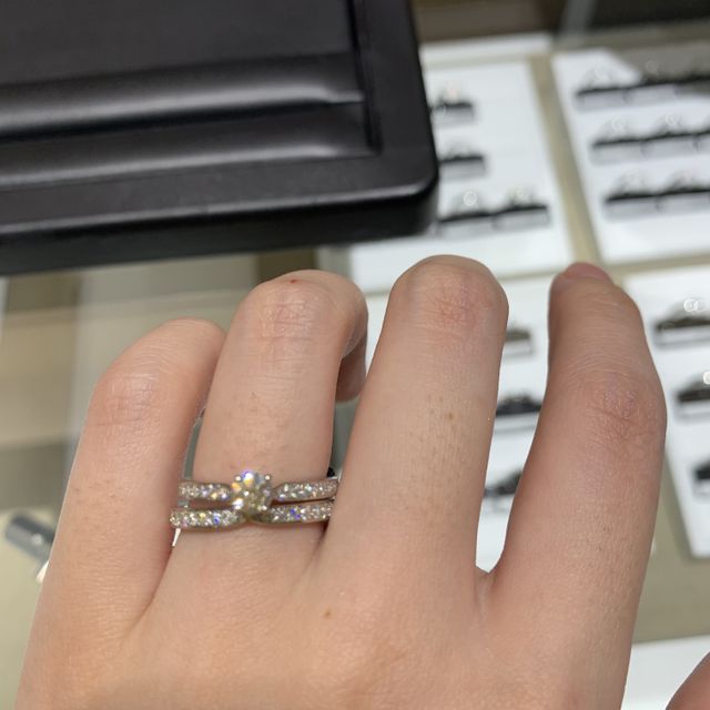 【ラザール ダイヤモンド(LAZARE DIAMOND)の口コミ】 婚約者は手が小さく、ぷくぷくしているため、細めの指輪で真ん中のダイヤ…