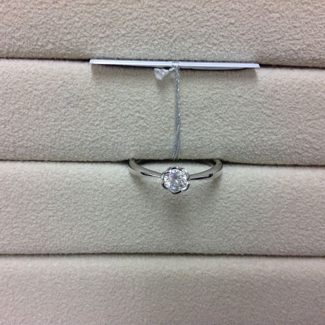 【TRECENTI(トレセンテ)の口コミ】 花モチーフのデザインが可愛らしく決め手になりました。
装着感であったり…