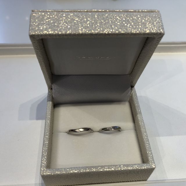 【SONARE(ソナーレ)の口コミ】 ダイヤは3石、ダイヤの周りにはミル打ちがしてありました。初め、ミル打ち…