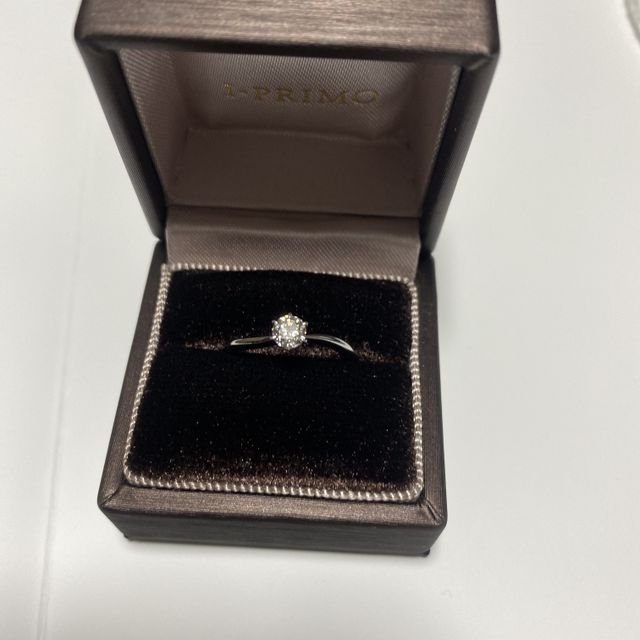 【アイプリモ(I-PRIMO)の口コミ】 結婚指輪と合わせて見た時にゴツゴツせず、シャープでダイヤモンドが目立…