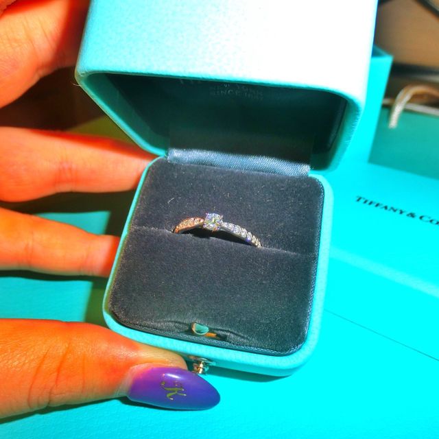 【ティファニー(Tiffany & Co.)の口コミ】 まず、Tiffanyが好きなのが決め手です。
シンプルなデザインより、ダイヤ…