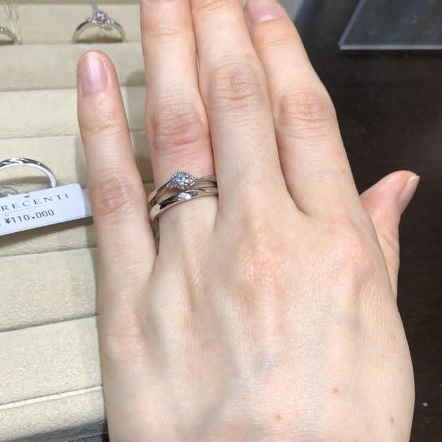 【TRECENTI(トレセンテ)の口コミ】 S字がきれいでつけると指がきれいに見えます。横にダイヤモンドがついてい…