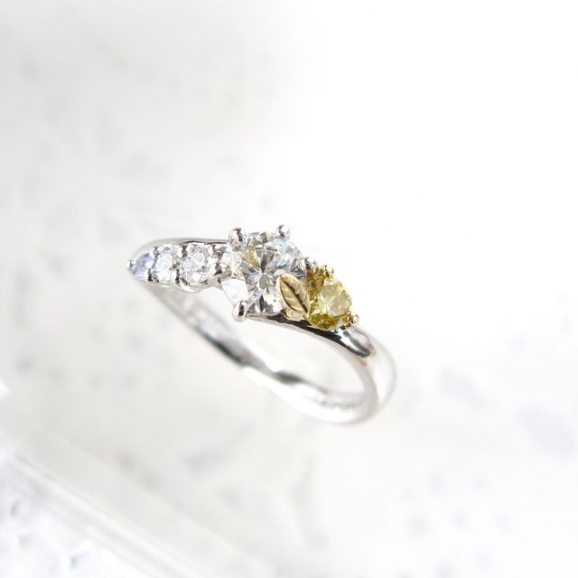 【ジュエリームナカタ(Jewelry MUNAKATA)の口コミ】 世界に１つしかない、こだわりの詰まった指輪です。
メインダイヤのカット…