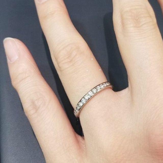 【ROYAL ASSCHER(ロイヤル・アッシャー)の口コミ】 ブランドの独自のダイヤモンドカッティングによりキラキラと白く輝くダイ…