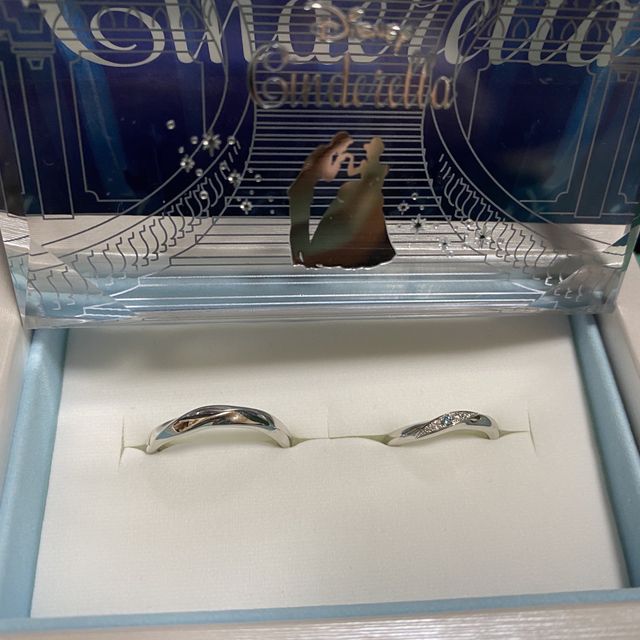 【Disney Cinderella(ディズニー シンデレラ)の口コミ】 ウェーブの形がよくて、
ブルーダイヤが欲しかった時に
デザインがどスト…