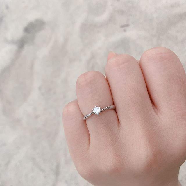 【HOSHI no SUNA 星の砂(ほしのすな)の口コミ】 シンプルにダイヤモンドが１つ付いている指輪です。大きく目立つものが良…